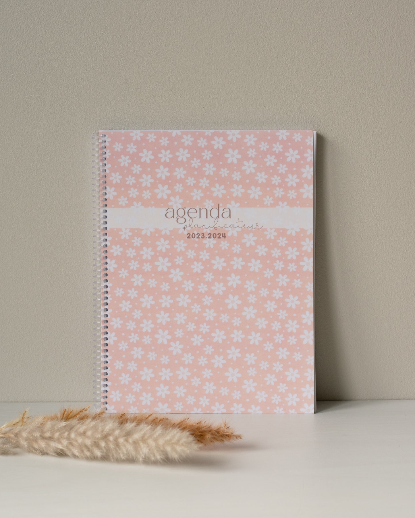 Agenda rose avec petite fleurs roses pour le domaine de l'éducation