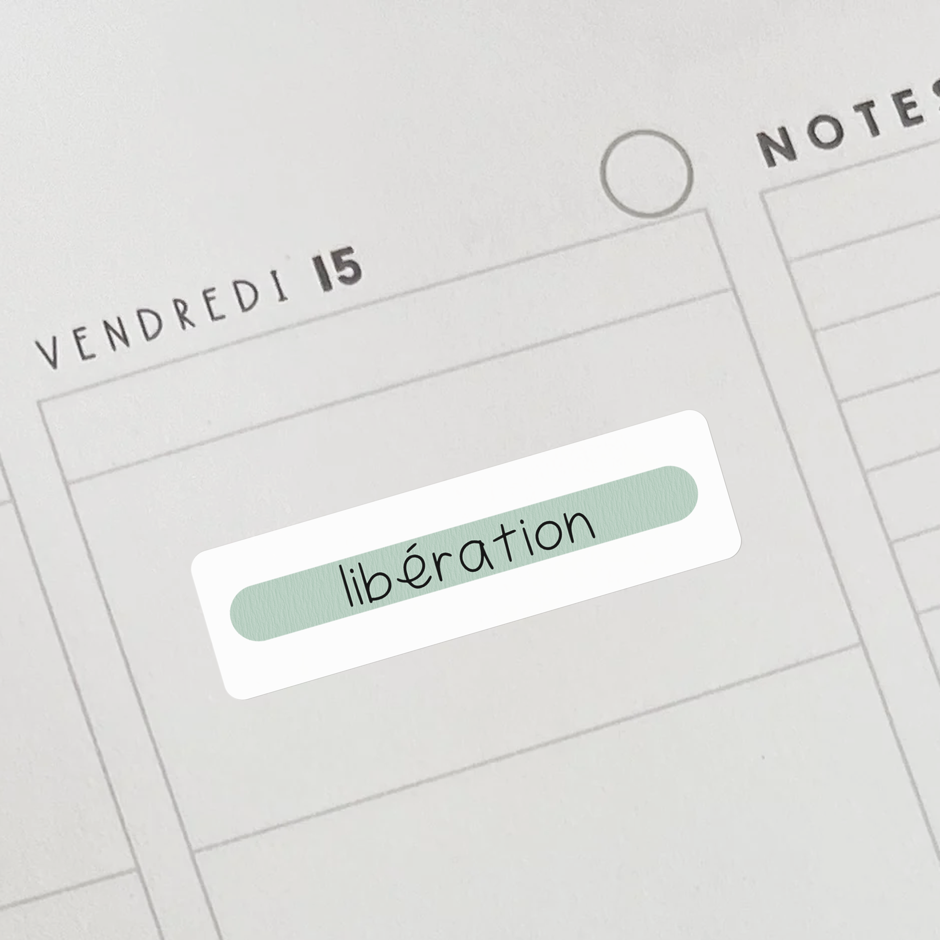 Autocollants "libération" verts pour professeurs et éducatrices.