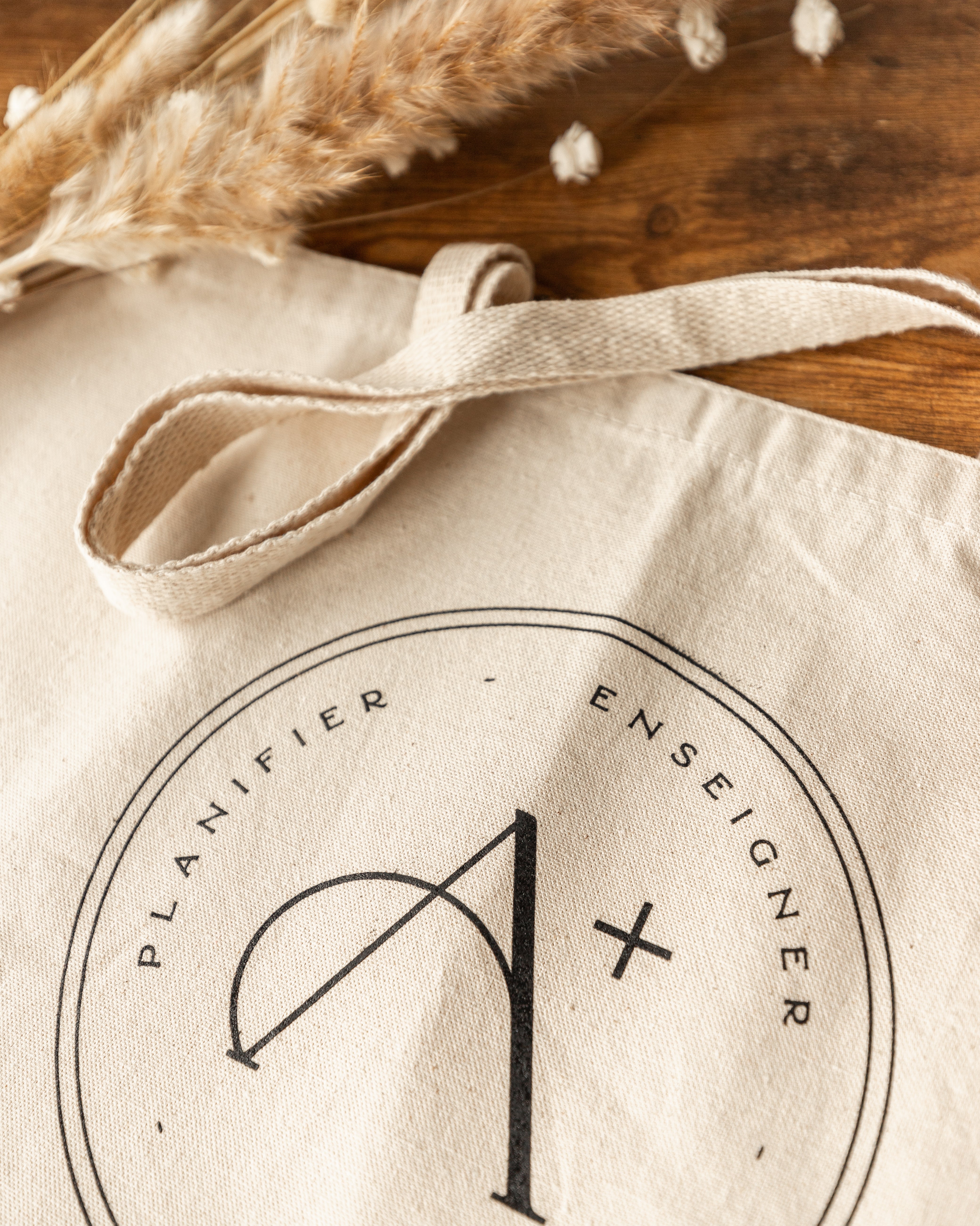 Accessoires de papeterie pour professeurs, éducatrices ou autres métiers dans le domaine de l'éducation.